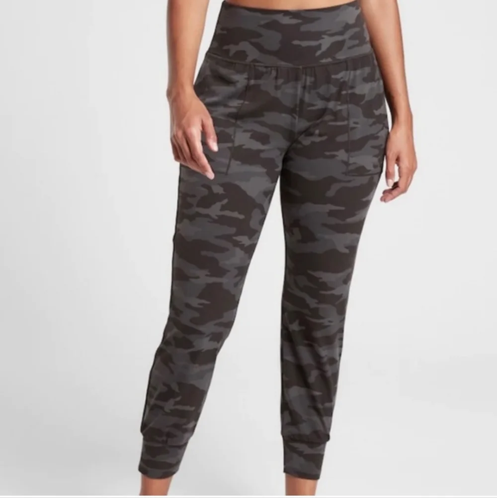 Athleta Salutation Camo Jogger Size Medium - Picture 1 of 9
